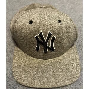 Men's New Era 9Fifty Grey New York Yankees Basic SnapBack MLB